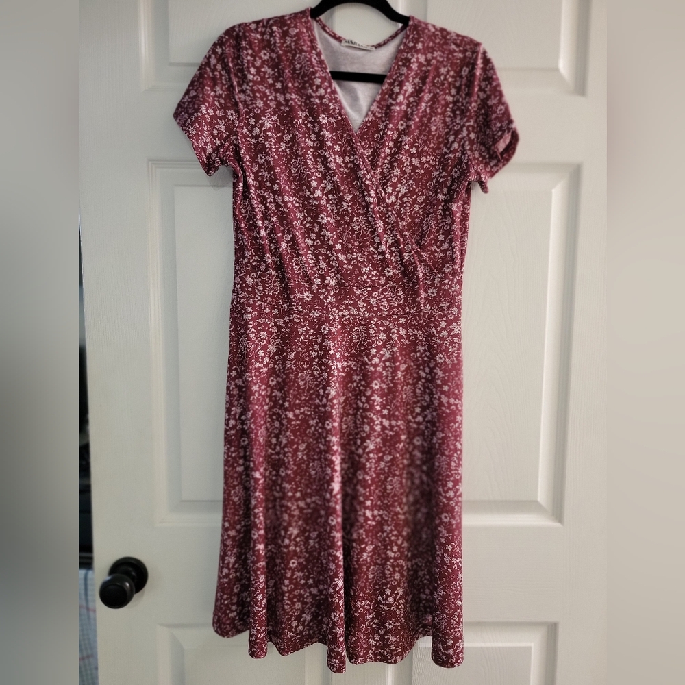 Womens Size M Burgandy and White Floral Pattern V Neck Wrap Dress. Like new